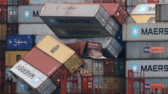 Schip verliest 26 lege containers boven Waddeneilanden (update)