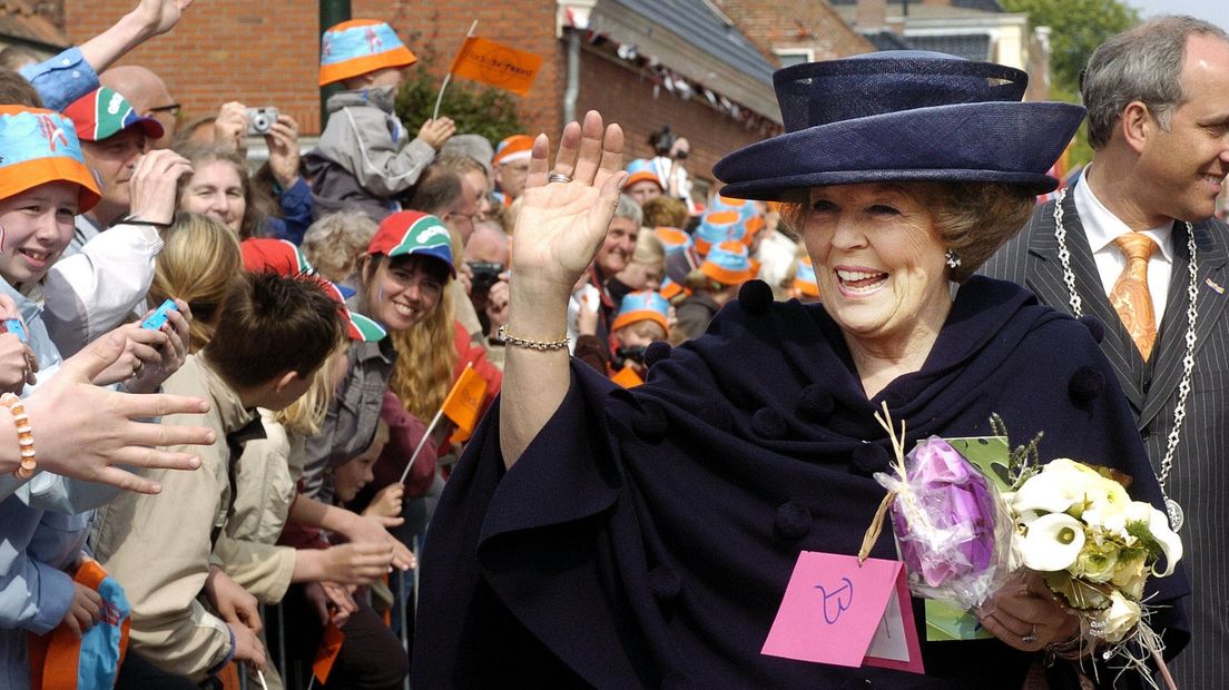 Koningin Beatrix zwaait naar mensen langs de route tijdens Koninginnedag 2004 in Groningen