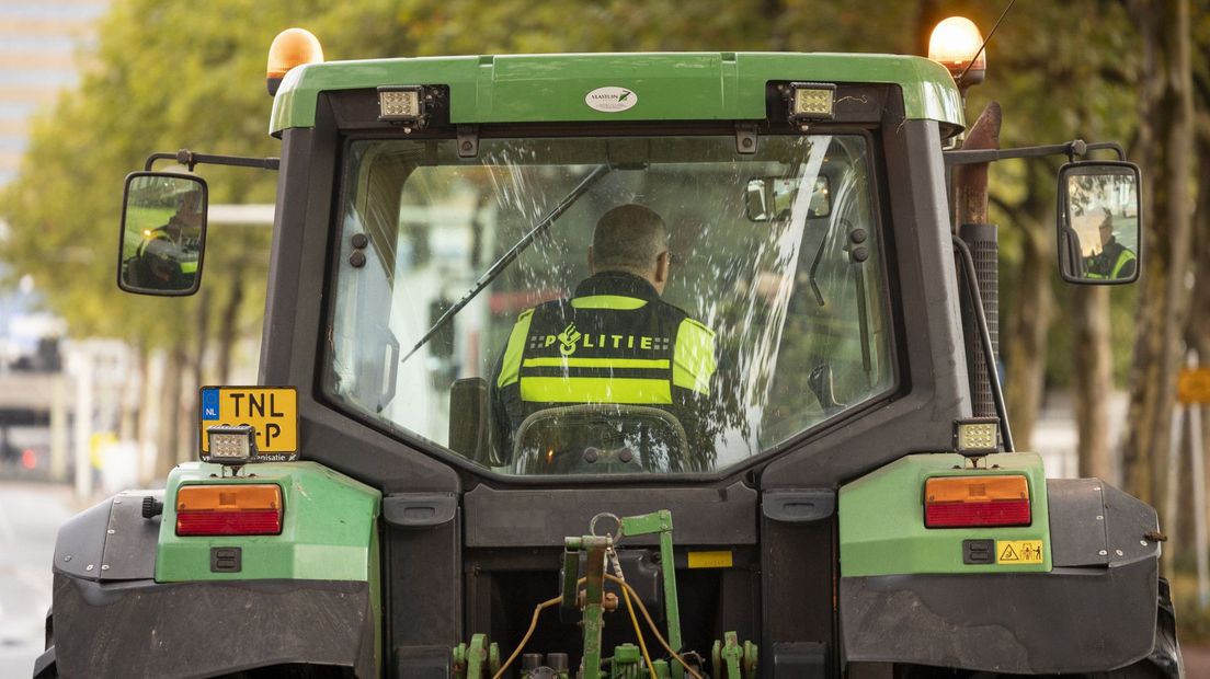 Deze trekker in Den Haag wordt weggesleept door de politie