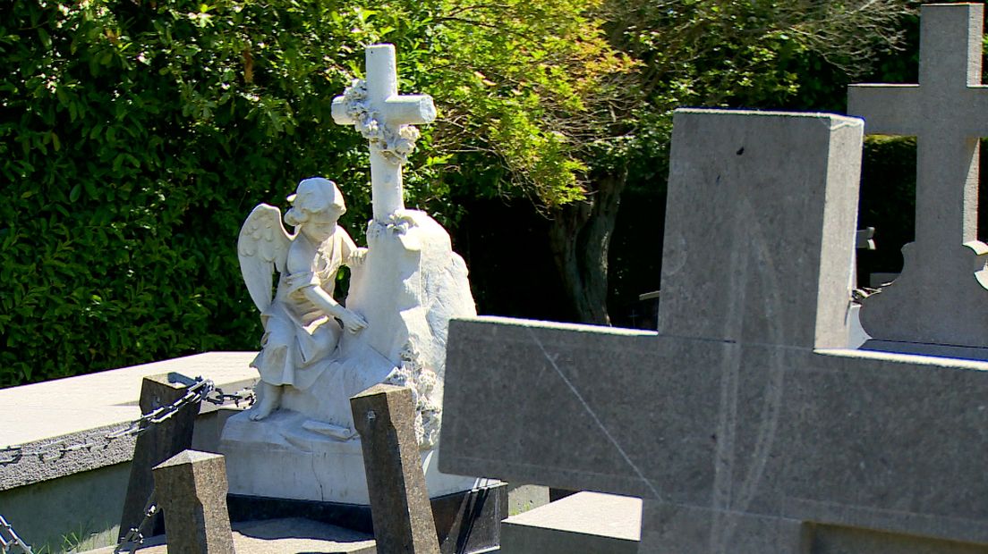 Een grafmonument op de begraafplaats