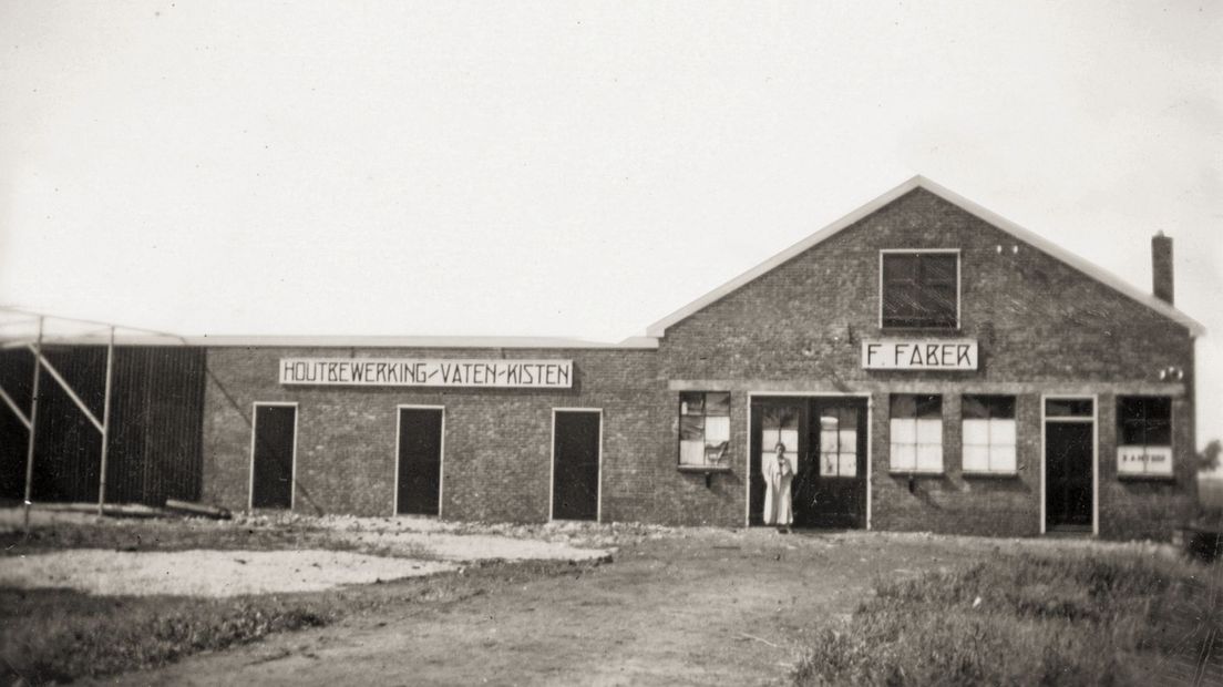De fabriek in Assen, links de zagerij in aanbouw, eind 1936. Moeder Faber staat voor de fabriek. (Rechten: Collectie: familie Faber)