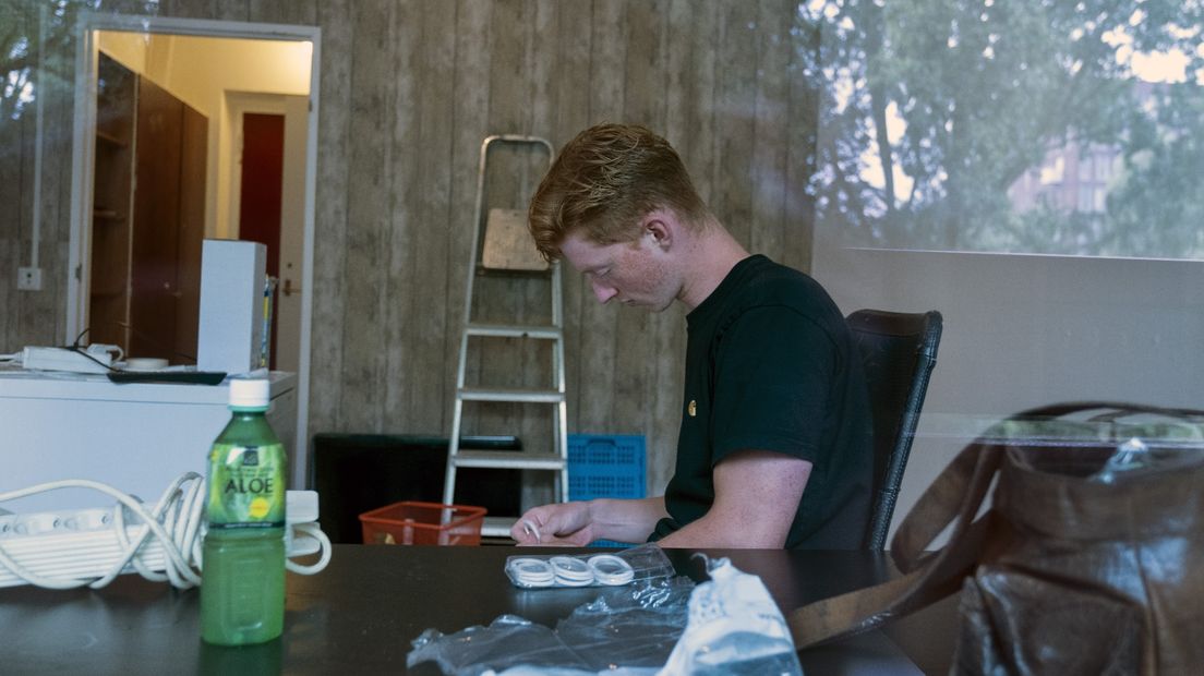 Een jongere alleen in zijn kamer (foto ter illustratie)