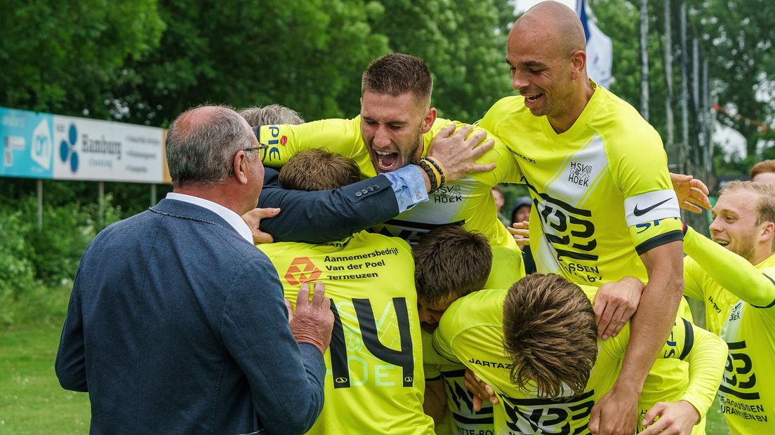 Hoek juicht nadat Brian van Hoorn de club naar de finale van de nacompetitie heeft geschoten