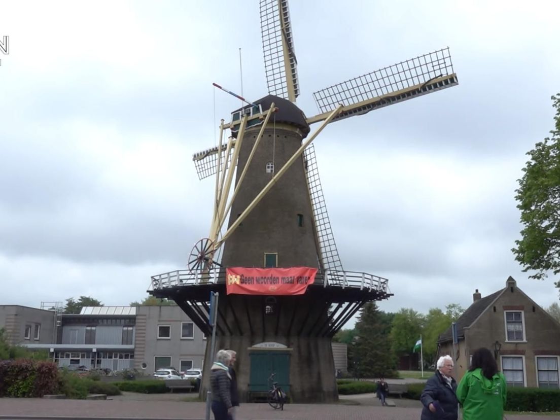 Het spandoek op de molen