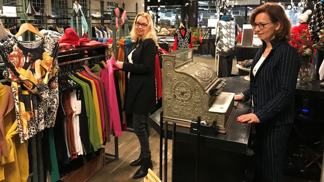 De zussen Lucienne en Myrande in hun winkel.