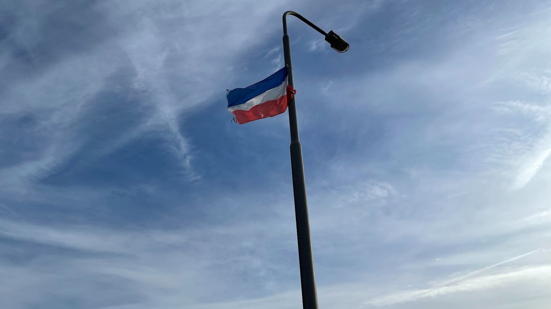 De vlaggen hangen nog wel aan lantaarnpalen in Zuidbroek