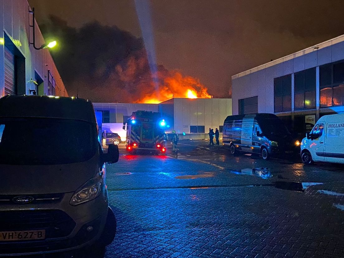 Sinds maandagochtend woedt er een uitslaande brand in Capelle aan den IJssel