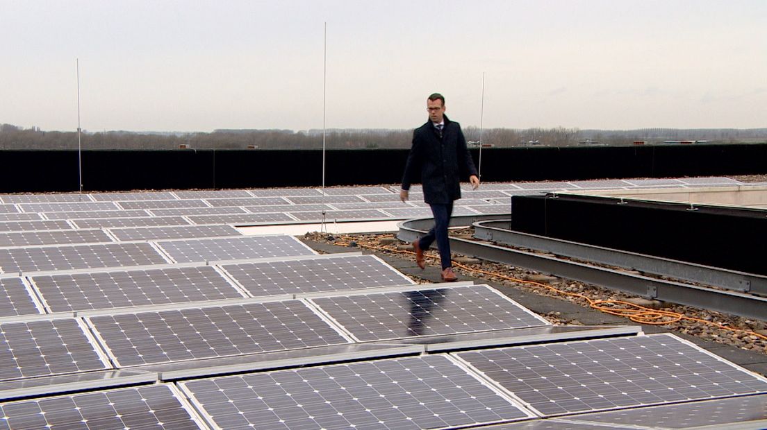 Archief: voormalig wethouder Derk Alssema loopt over het dak van het stadskantoor