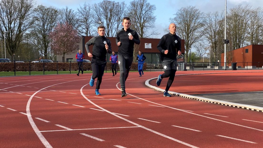 De training op de atletiekbaan.