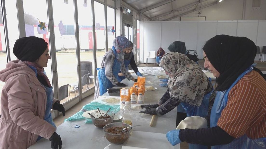 Turkse pizza's worden gebakken in de noodopvang in Doetinchem
