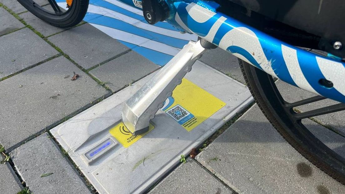 De tegel, de standaard en de fiets.