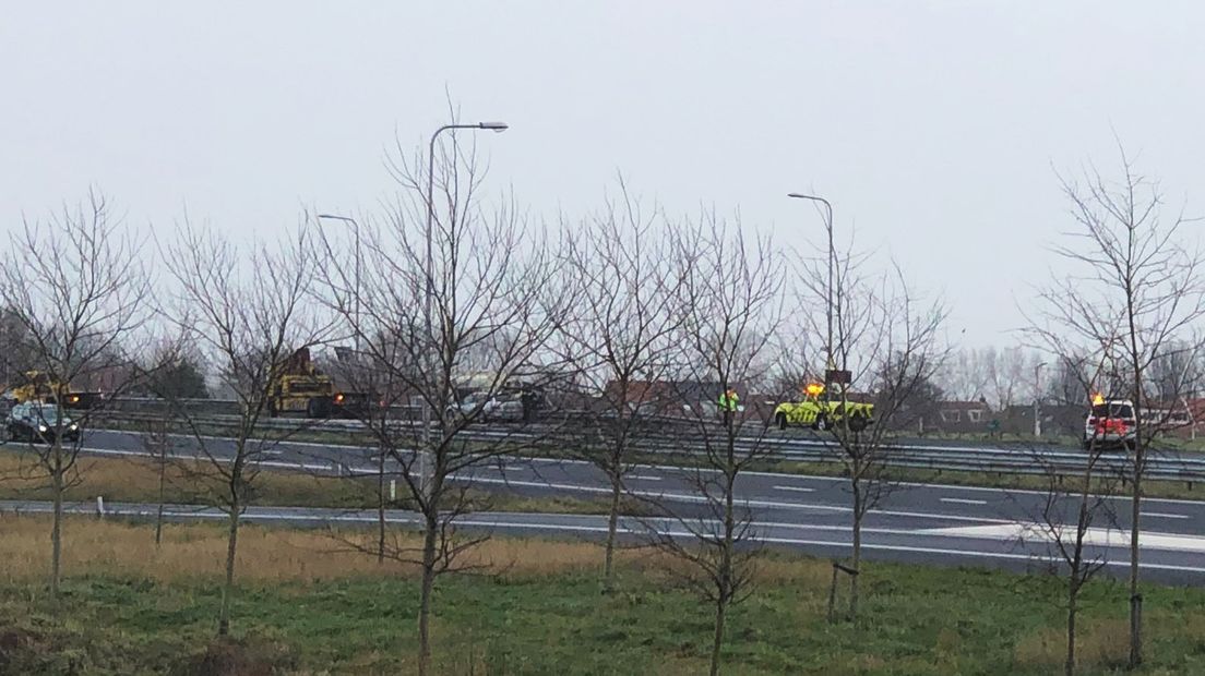 Belgische auto en caravan worden van vangrail gehaald door een bergingsbedrijf