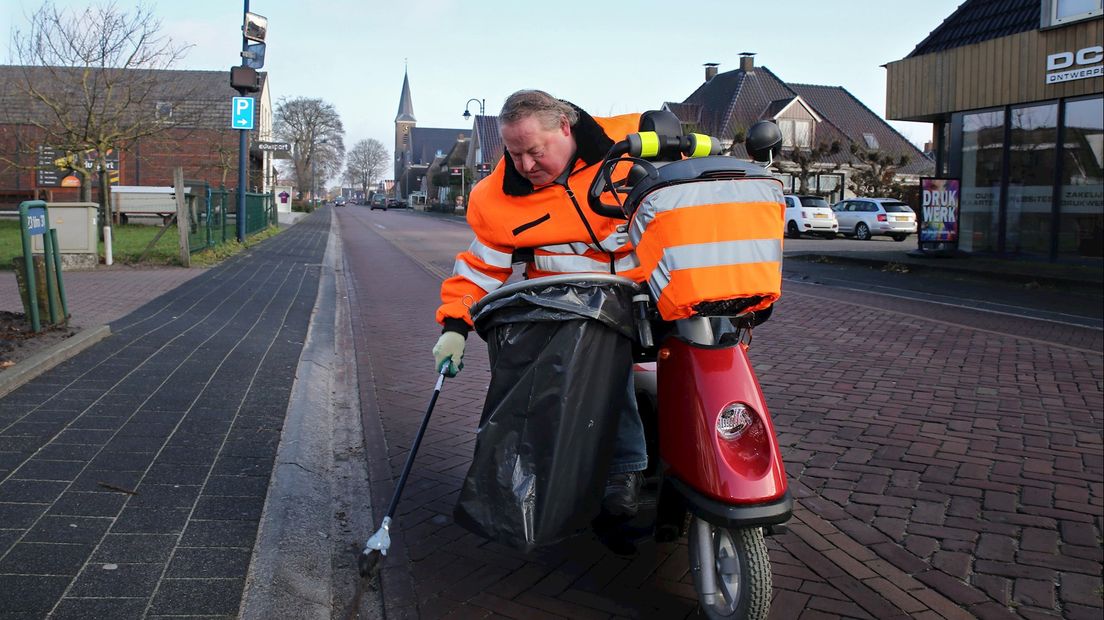 Jan Vos ruimt met zijn scootmobiel zwerfafval op