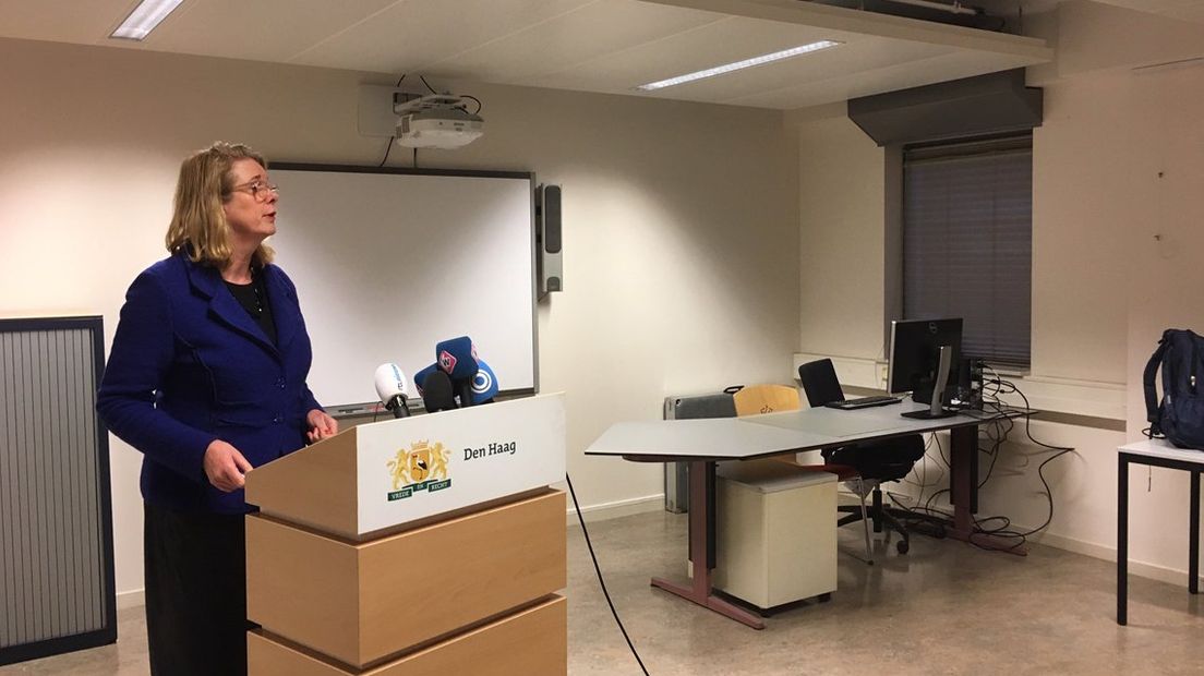Burgemeester Krikke geeft een persconferentie na de vonkenregen op Scheveningen | Foto Omroep West