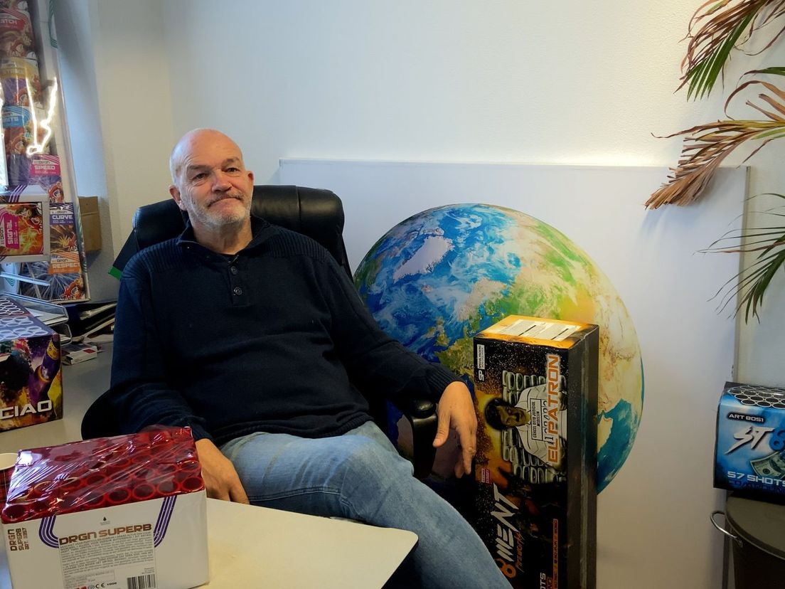 Eigenaar Jan Bontes van vuurwerkwinkel de Kanonslag in Capelle aan den IJssel kijkt voorzichtig uit naar de jaarwisseling