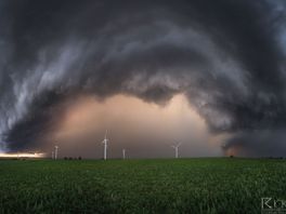 Stormchaser Rick reed naar Frankrijk voor een vernietigende tornado en maakt het perfecte plaatje