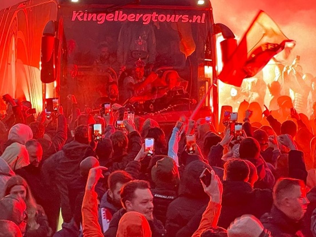 Supporters verwelkomen de spelersbus.