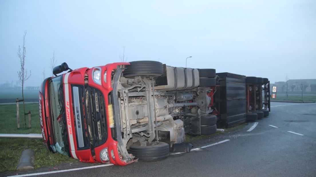 De vrachtwagen kantelde iets voor zessen vanochtend.