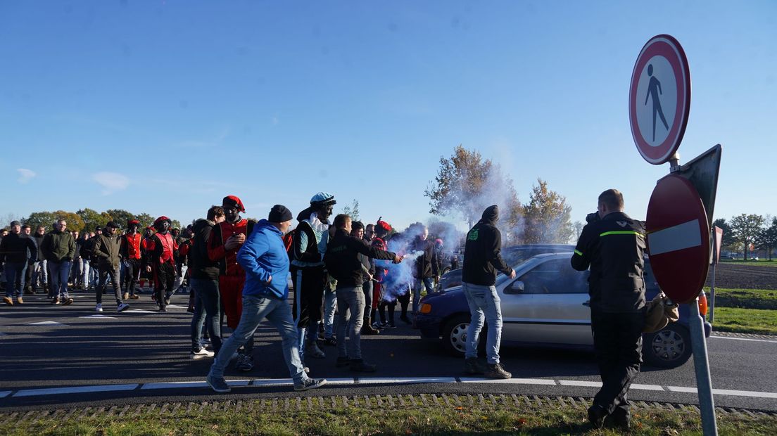 Tegendemonstranten houden auto's tegen en steken vuurwerk af