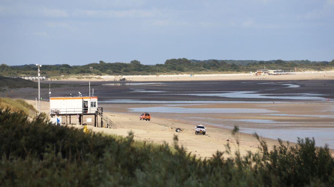Strandvoertuigen politie en brandweer bij zoekactie op Banjaardstrand