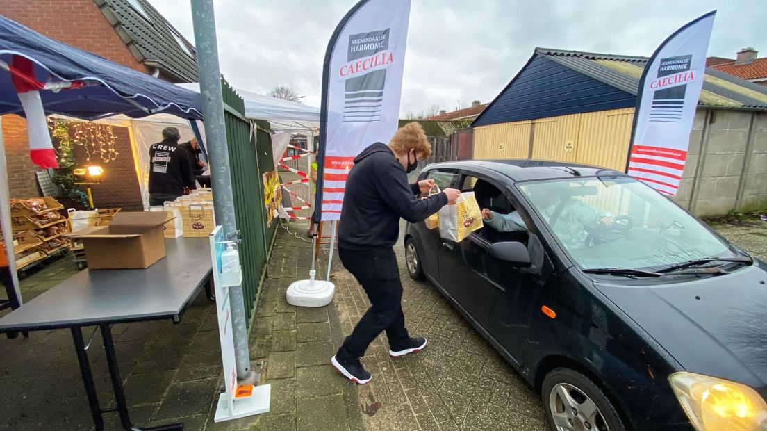 De oliebollen drive-thru van de muziekvereniging