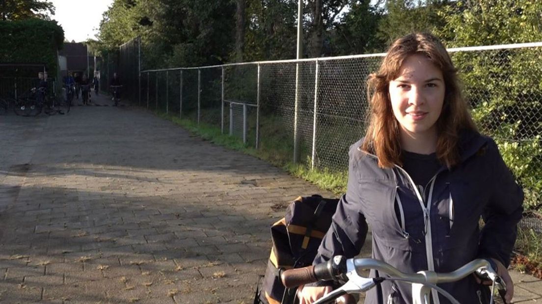 Jantine fietst grote afstanden naar school.