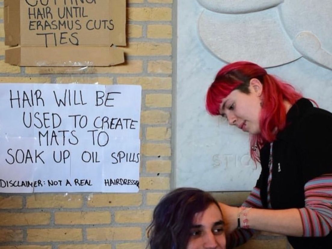 Een van de activiteiten die wordt georganiseerd tijdens de bezetting is 'cutting hair until erasmus cuts ties', zo is te te lezen op het Instagramaccount van OccupyEUR