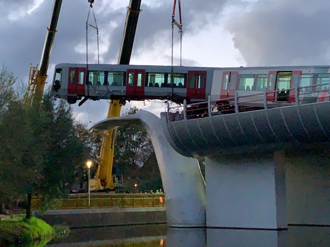 De metro werd dinsdag van het kunstwerk gehesen in Spijkenisse