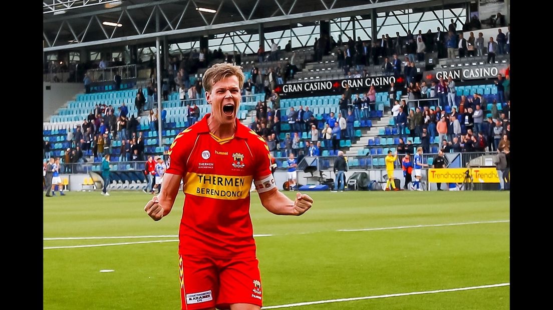 Jeroen Veldmate is uitzinnig na de winnende goal tegen FC Den Bosch