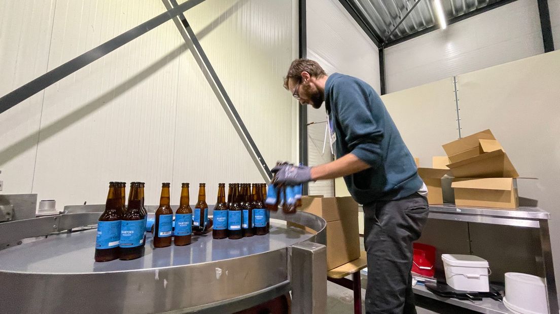 Brouwer Tom Hendriks zorgt voor de etikettering van Bartjes bier