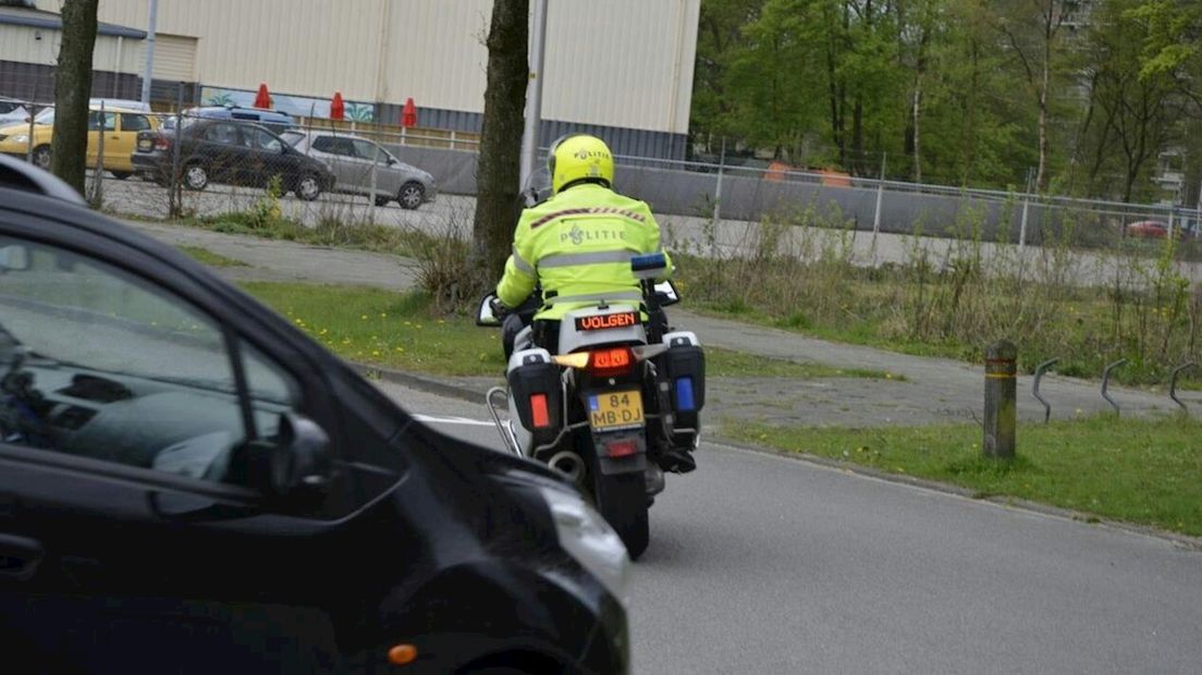 Motoragent tijdens verkeerscontrole