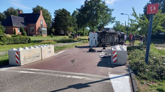 112-nieuws: Busje belandt op z'n zij in Niebert • Twee gewonden bij aanrijding bij Rasquert
