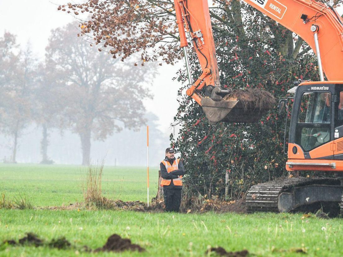 In het weiland werd vandaag gegraven (Rechten: De Vries Media)