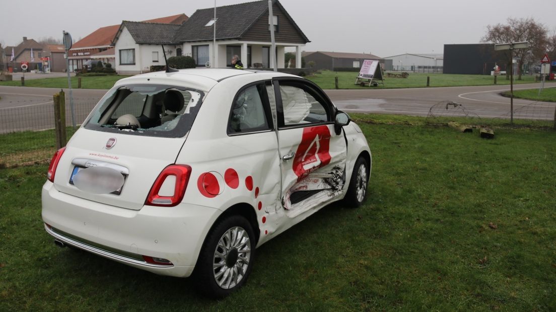 Belgische auto knalt wei op na botsing in Eede