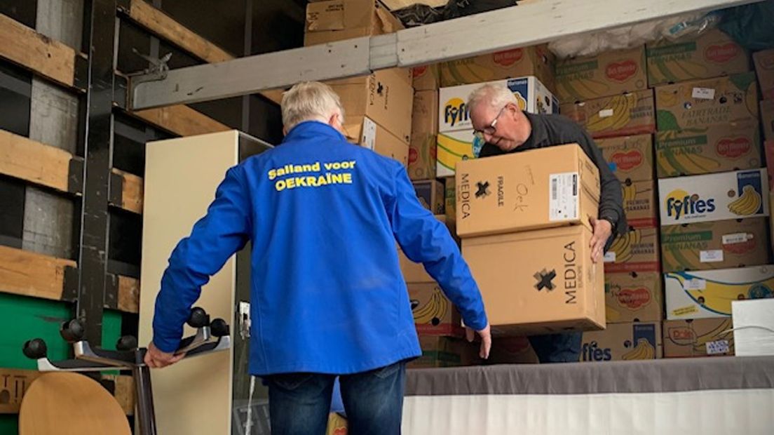 Vrijwilligers Salland voor Oekraïne pakken hulpgoederen in