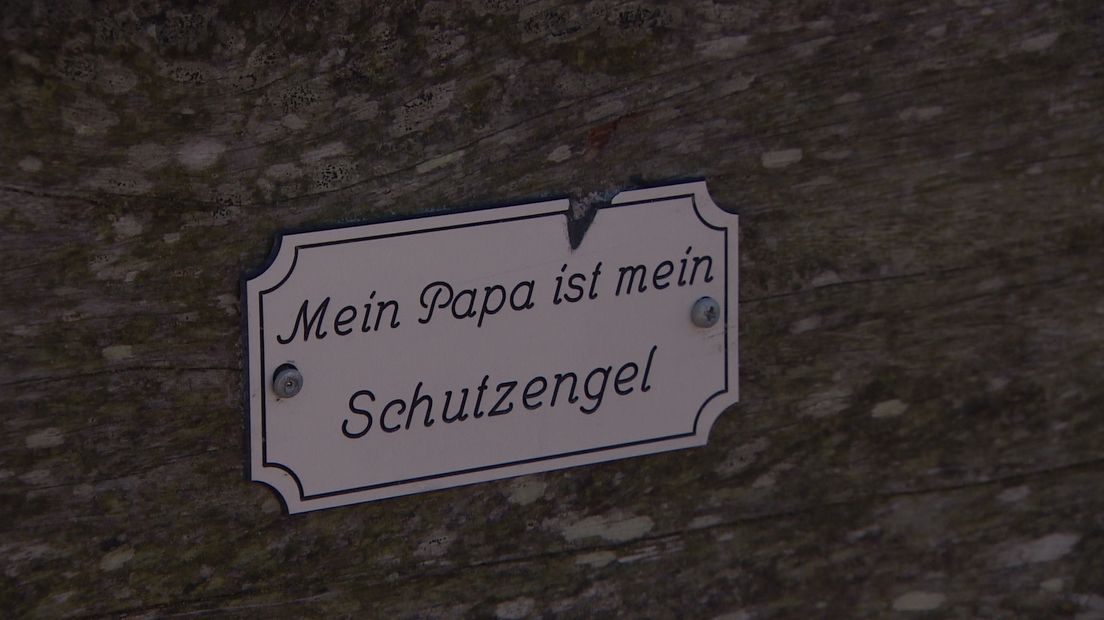 Ook Duitsers hangen herdenkingsplaatjes bij de duinopgang naar het strand van Westenschouwen