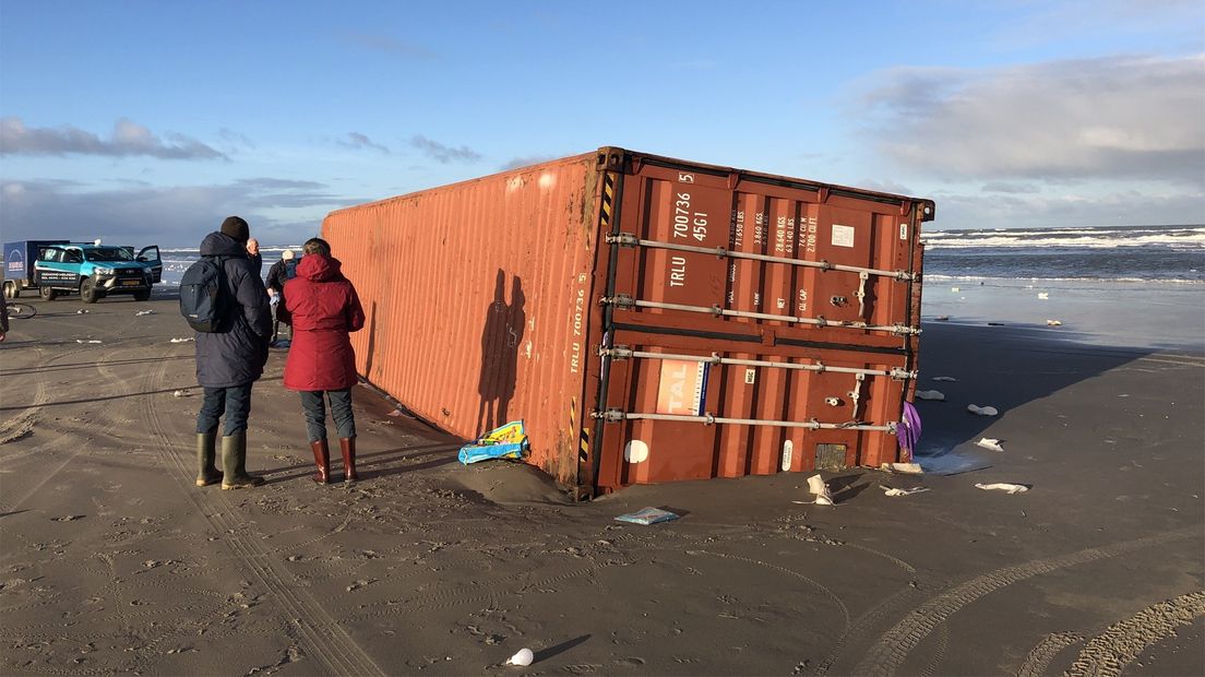 Een aangespoelde container op Schiermonnikoog, kort na de ramp (archief)