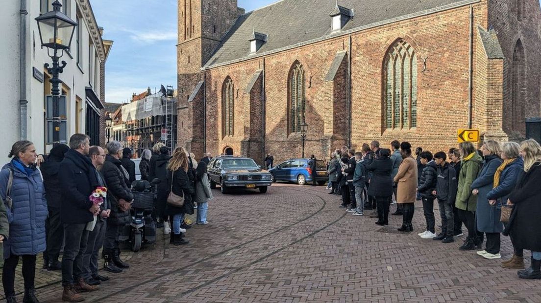 In de ochtend arriveerde de rouwauto bij de Gasthuiskerk.