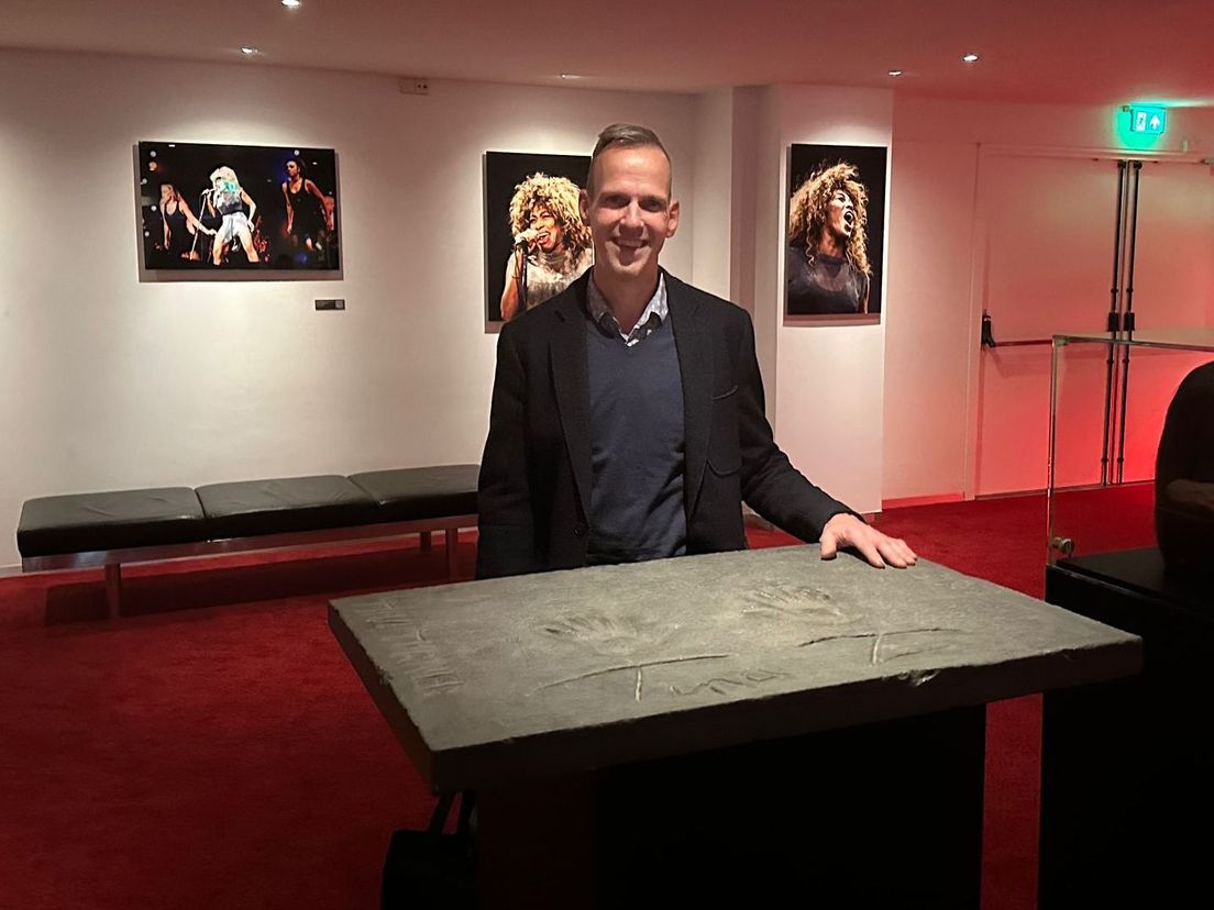 Jan Zijderveld met zijn tegel tussen de andere Tina Turner-eigendommen