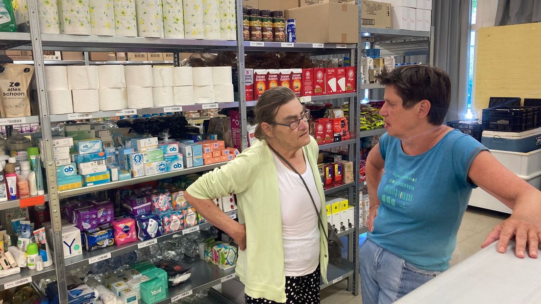 Betsie (links) met coördinator van Voedselbank Overvecht Lydia Klomp.