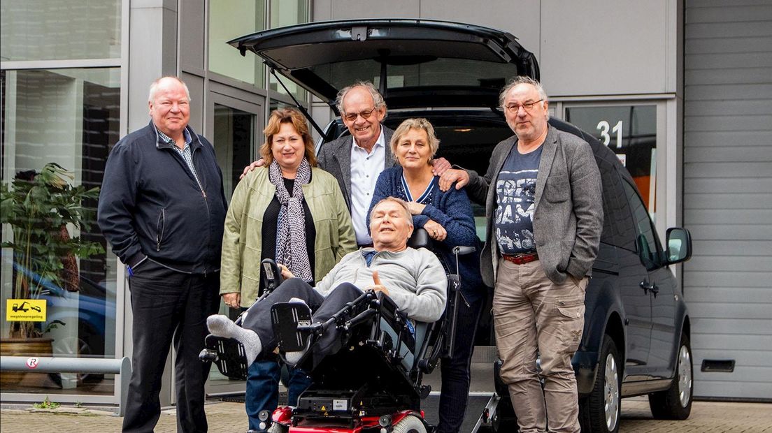 De vrienden voor de aangeschafte rolstoelbus, met Henko Meijer in de rolstoel (foto eerder genomen)