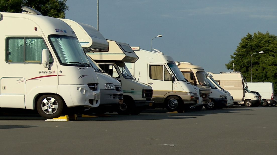 Volle bak met overnachtende camperaars aan de Oude Veerseweg