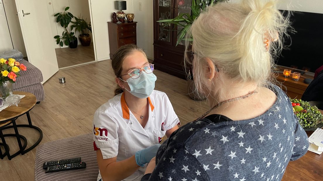 Jonieke geeft mevrouw De Lange bij haar injectie