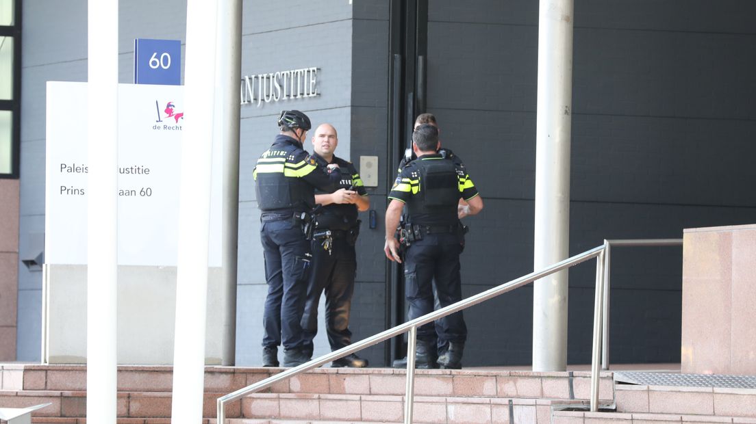 Politie bij Paleis van Justitie.