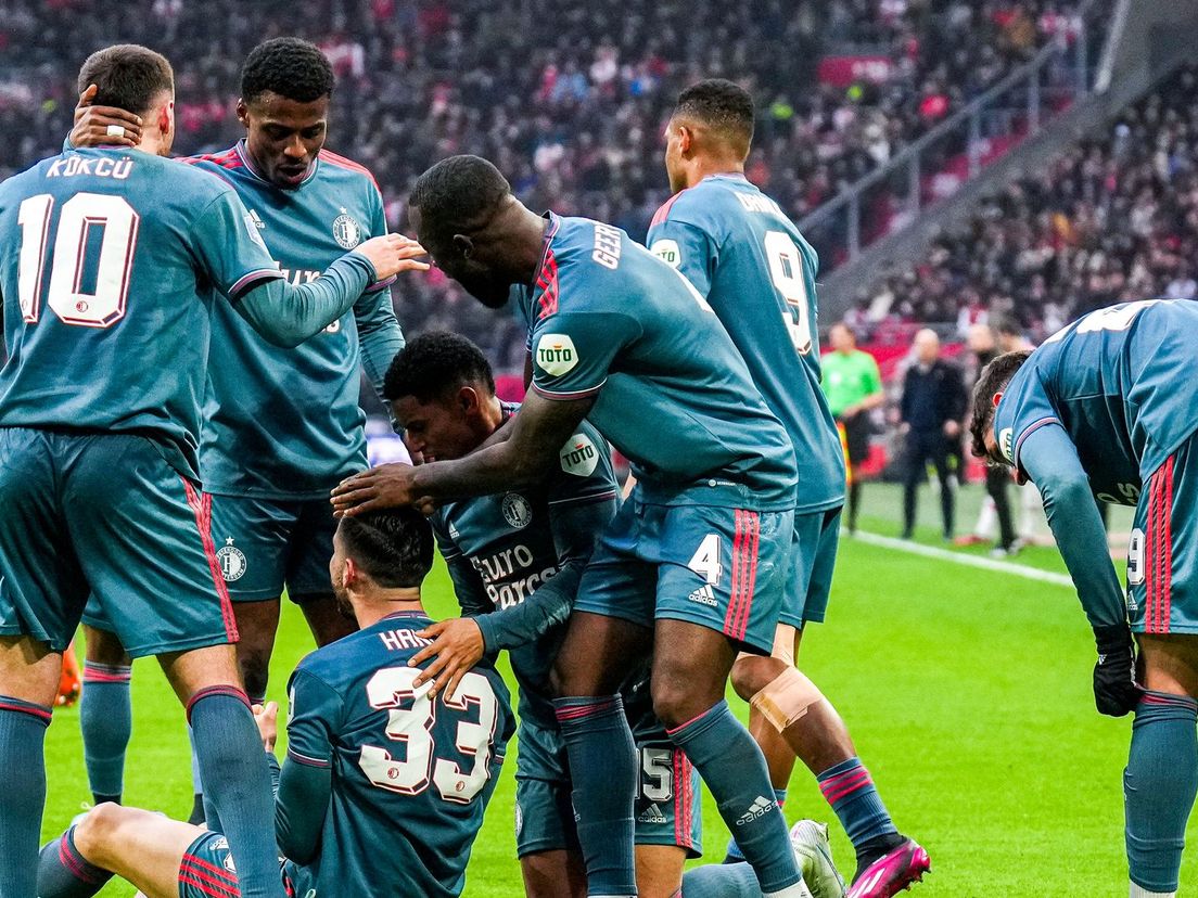 Feyenoord zet dankzij historische zege bij Ajax reuzenstap richting de titel