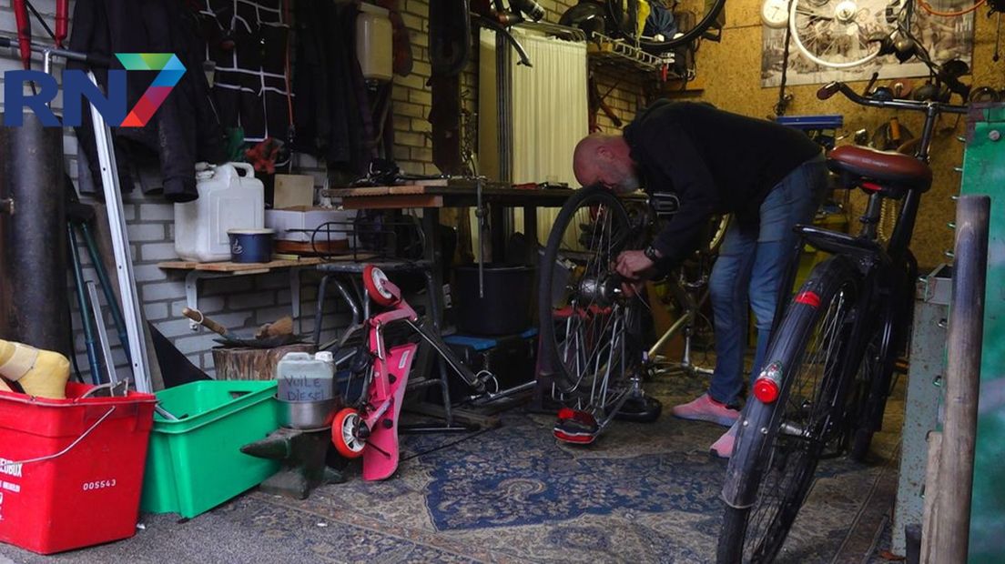 Peter druk in de weer in één van zijn garageboxen