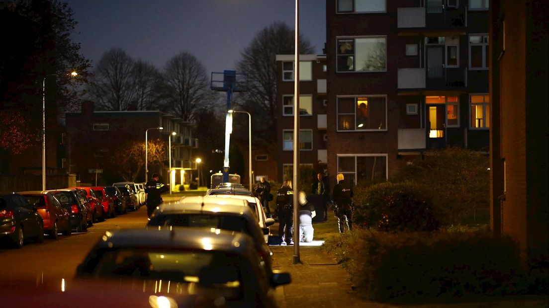 Man die over auto liep in Zwolle aangehouden