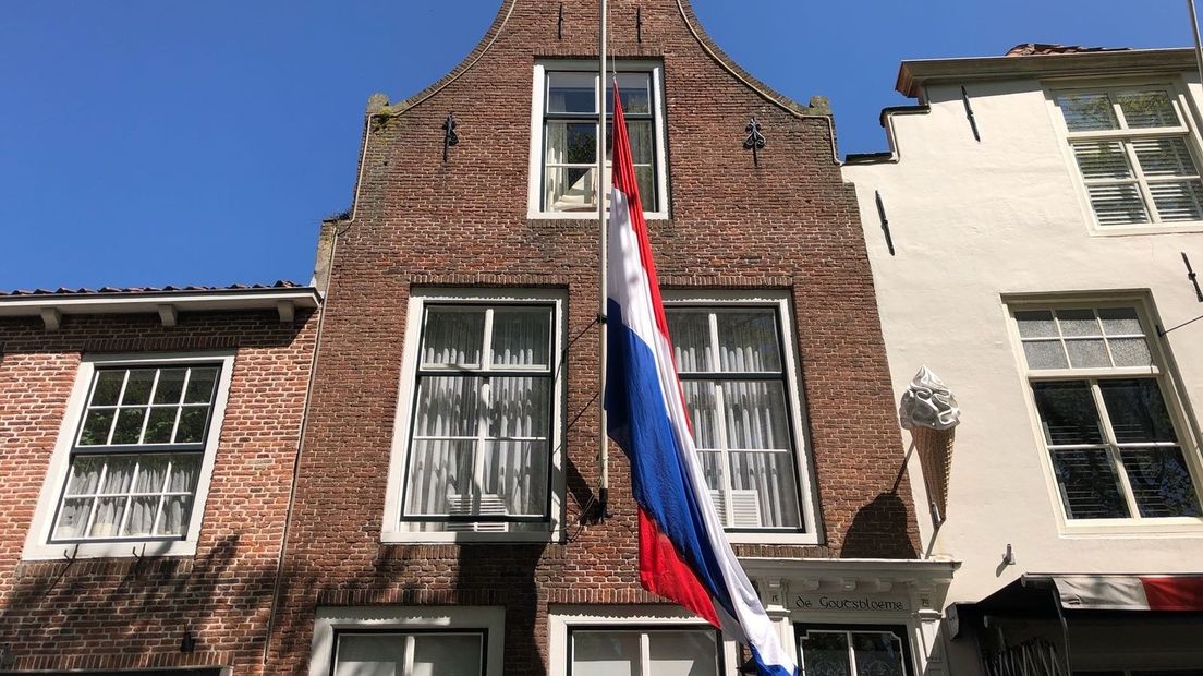 Waarom je nu nog weinig vlaggen halfstok ziet