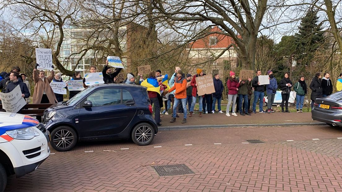 De demonstranten houden protestborden omhoog