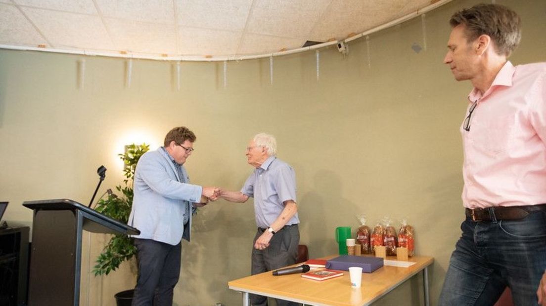 Piet Mulder (rechts) kijkt toe hoe voorzitter Erwin van Pelt clubicoon Henk Seijen tot erelid benoemt